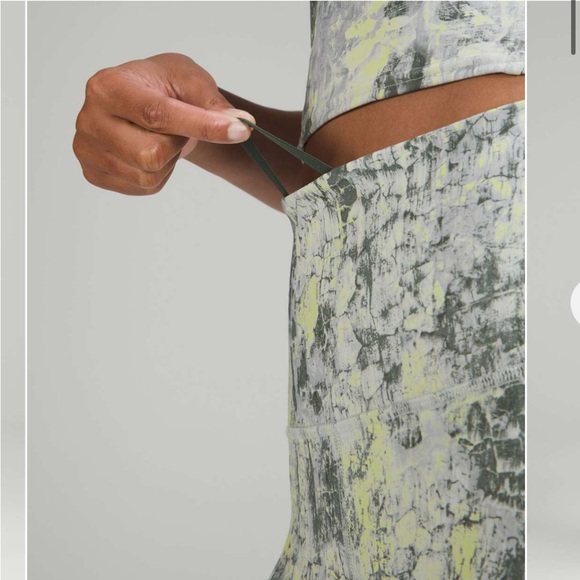 Lululemon Wunder Train High-Rise Tight with Pockets 25"
Sz. 0 - Picture 4 of 8